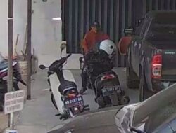 Aksi Sindikat Pencuri Helm di Pontianak Terekam CCTV
